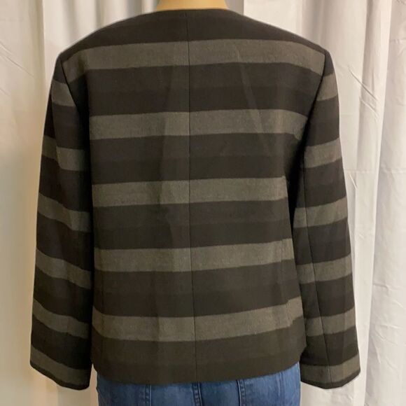 Tahari Arthur S. Levine Plus Striped Blazer D29 - Picture 5 of 8